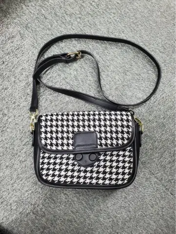 하운드 투스 패턴 숄더백