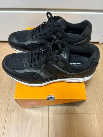 Medical Walk 블랙 스니커즈