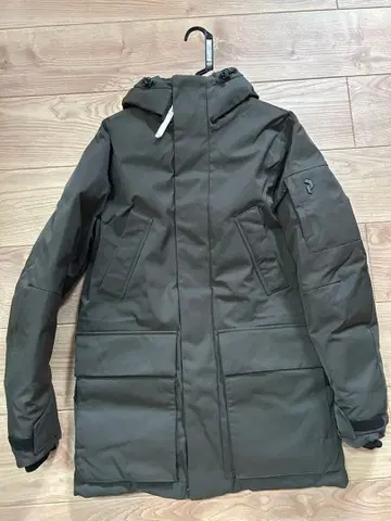 Peak Performance 후드 부착 다운 자켓