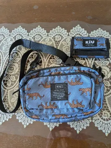 KIU 레오파드 무늬 숄더백