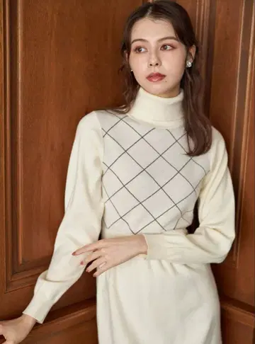 밑단 퍼 장식 터틀넥 자카드 니트 원피스