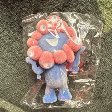 미야쿠미야쿠 플로키 피규어 선 자세