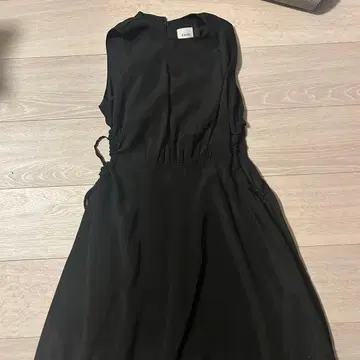 ESIO 허리 컷 슬리브리스 원피스 새상품급