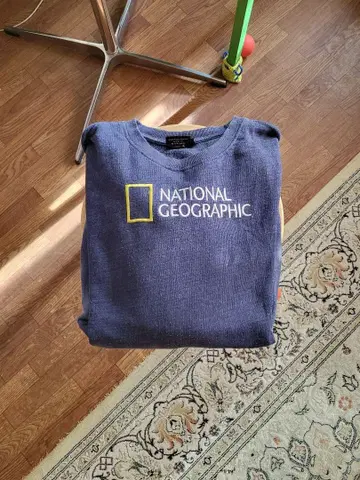 NATIONAL GEOGRAPHIC 로고 네이비 맨투맨