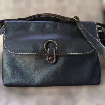 새상품 미사용 블랙 가죽 숄더백 플랩 포함