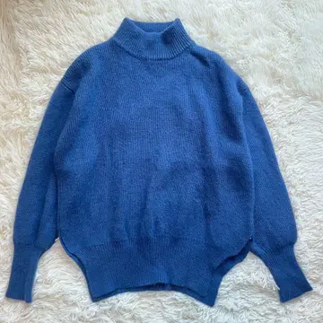 토끼털 혼방 하이넥 니트 스웨터 사이드 슬릿 루즈핏 실루엣