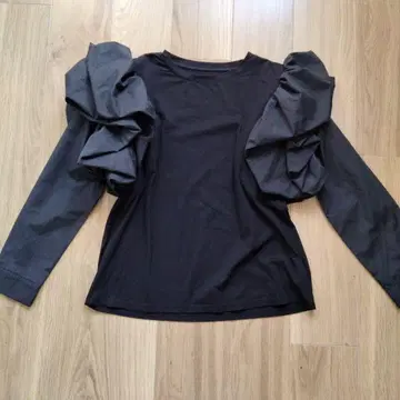 프릴 달린 블랙 긴팔 상의