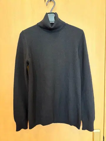 유니클로 캐시미어 100% 터틀넥 니트 스웨터 블랙 L 사이즈