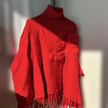 빨간색 터틀넥 니트 판초