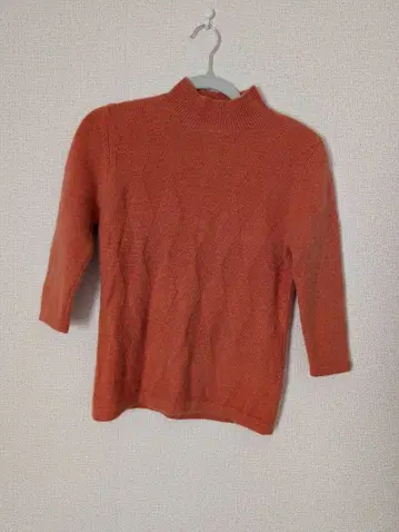 오렌지 컬러 캐시미어 100% 칠부 소매 하이넥 니트