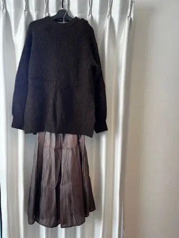 미라 오웬 다크 브라운 니트 스웨터와 플리츠 스커트 세트