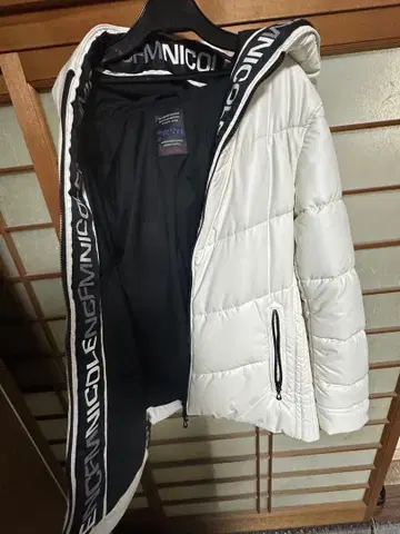 화이트 다운 자켓 후드 부착