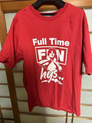 빨간색 T셔츠 Full Time FUN Glamour Takeover