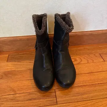 키다리 아저씨 23.0 퍼 달린 가죽 부츠 블랙