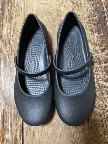 Crocs 블랙 플랫슈즈