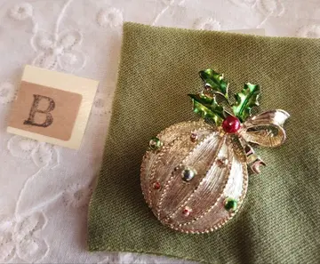 앤티크 브로치 각인 있음. BBB. 둥근 오너먼트.