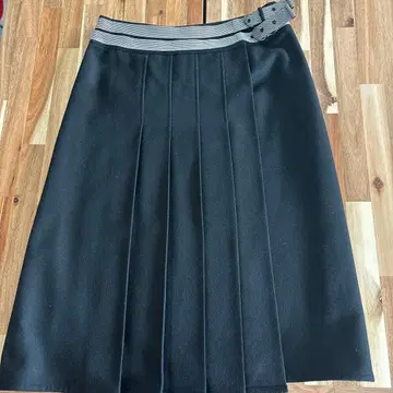 LAURA ASHREY 블랙 랩 스커트