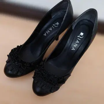 DIANA 프릴 장식 블랙 펌프스
