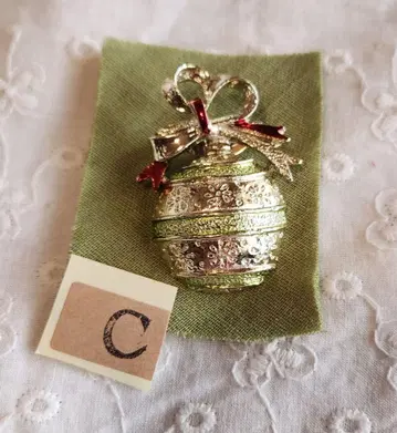 앤티크 브로치 각인 있음. AAA. 리본 포함 오너먼트.