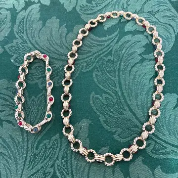 목걸이와 팔찌 세트