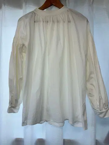 [ 새상품급 ] Iam official 화이트 긴팔 블라우스 셔츠 화이트