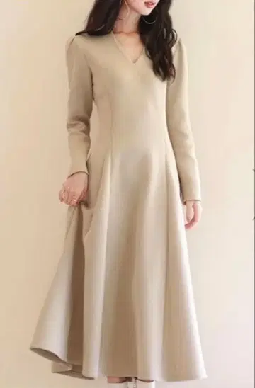 SAISON DE PAPILLON 베이지 V넥 롱 니트 원피스