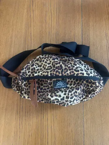 새상품급 Gregory 그레고리 테일메이트 S 레오파드 바디백 힙색