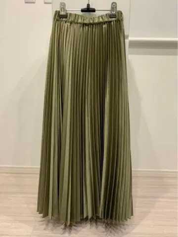 플리츠 스커트 natural beauty basic 카키 새틴