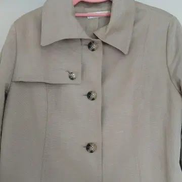 베이지 트렌치코트 버튼 포함