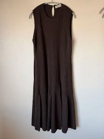 브라운 슬리브리스 니트 원피스