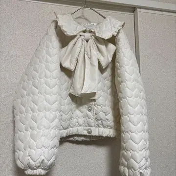 리본 포함 블랙 퀼팅 자켓 아베일 마조레티