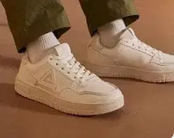 화이트 스니커즈 트라이앵글 로고