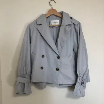 새상품급 Couture Brooch 숏 트렌치코트