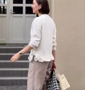 ohga 밑단 프릴 가디건 화이트