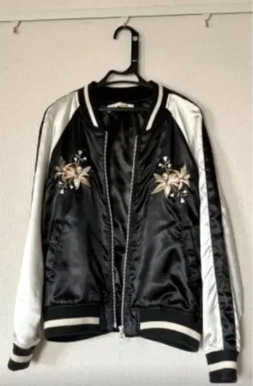 Majesty 자수 스카잔 블랙/화이트