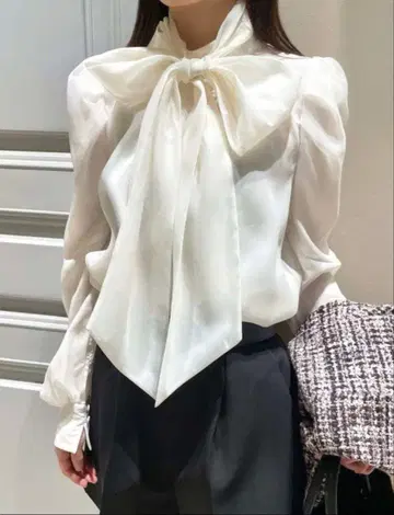 LILYBROWN 빅 보타이 블라우스 시착만 한 상품