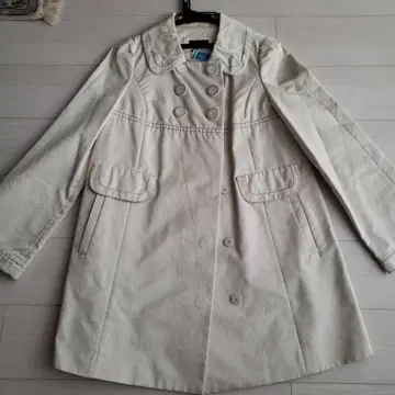 크림색 더블 브레스트 트렌치코트