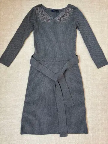 JUSGLITTY 리브 니트 플라워 자수 원피스