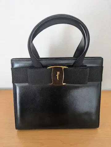 페라가모 블랙 가죽 핸드백