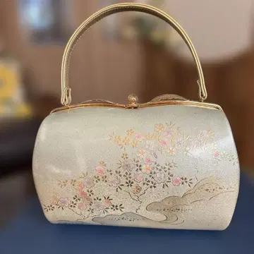 일본 의류용 골드 컬러 꽃무늬 클러치백