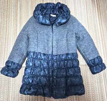 후드 부착 그레이와 네이비 다운 자켓