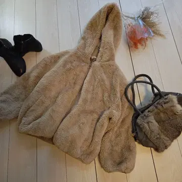 [ Cutie Blonde ] C.B 후드 부착 보아 자켓 베이지