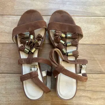 지미추 브라운 태슬 장식 샌들