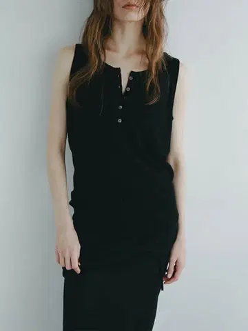 [ 미개봉 새상품 ] ETRE TOKYO 헨리넥 에어리 탱크탑 블랙