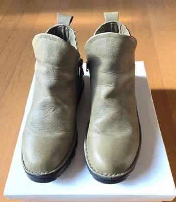 올리브 그린 가죽 숏부츠