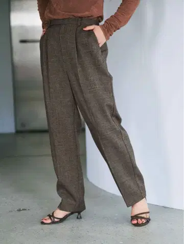 [ 완판템 ] STRATA 내로우 벨트 턱 테이퍼드 팬츠 브라운 S