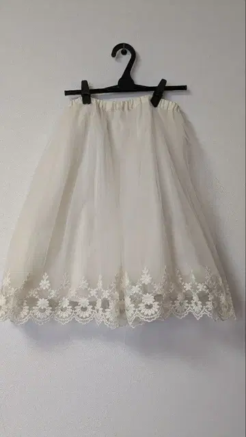 본머스리 화이트 샤샤 스커트 착용 1회