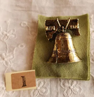앤티크 브로치 각인 있음. III. 교회의 종.