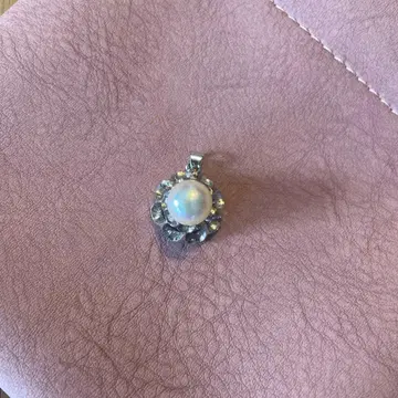 진주와 크리스탈 펜던트 탑