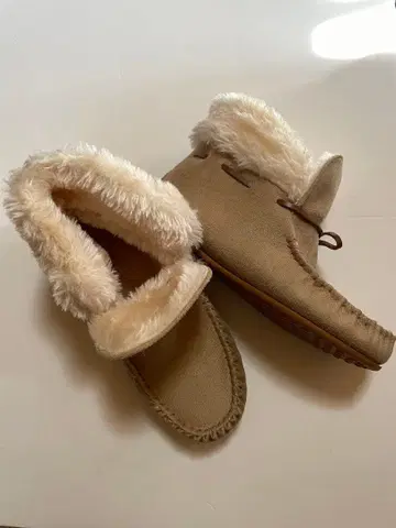 베이지 인조 모피 모카신